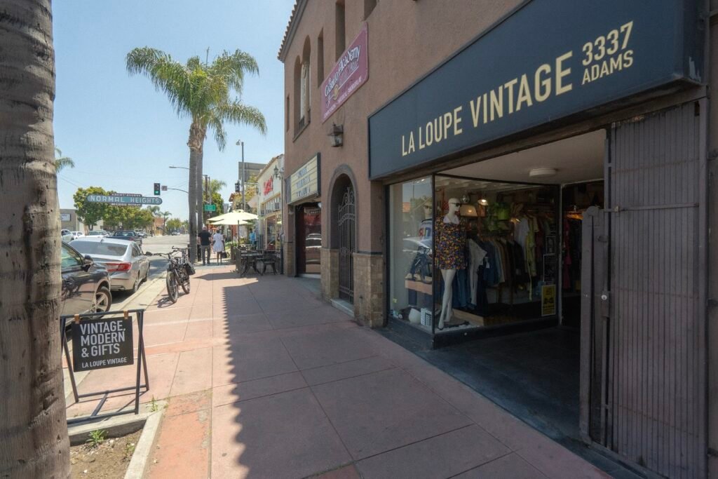 Company image la loupe vintage jewelry